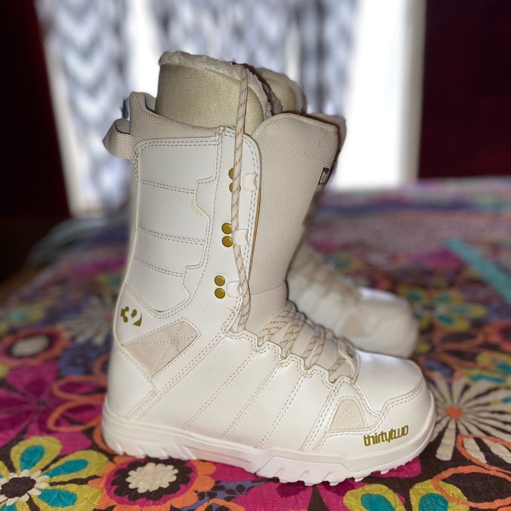 Like brand new Burton 32 women’s snowboard boots